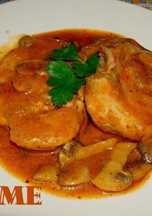 Una foto de Cazuela de pavo con champiñones