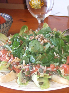 Una foto de Ensalada de canónigos con vinagreta de tomate y tomillo