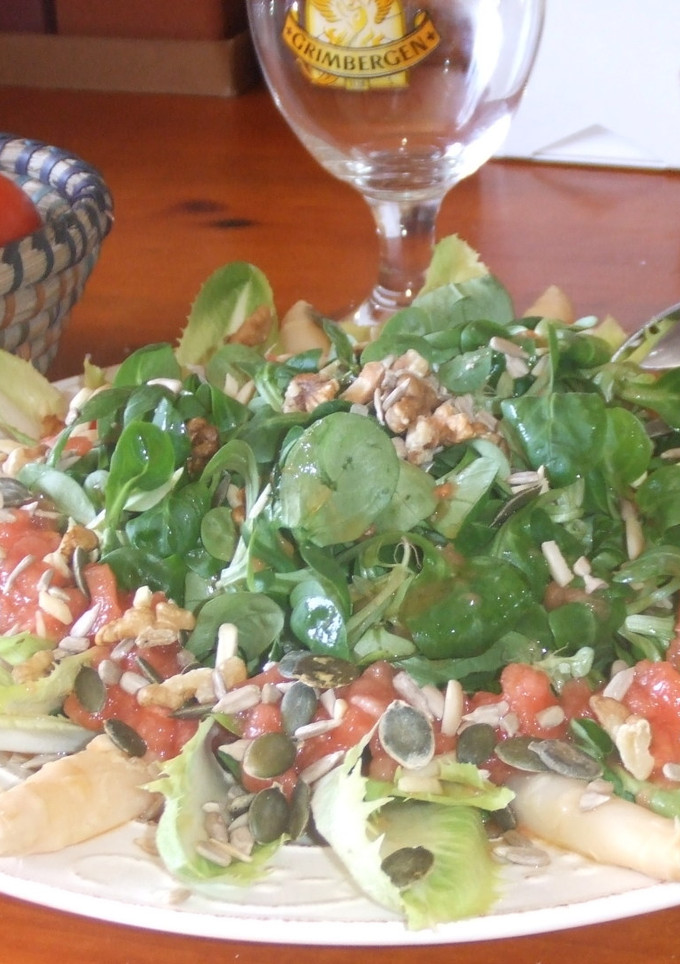 Una foto de Ensalada de canónigos con vinagreta de tomate y tomillo