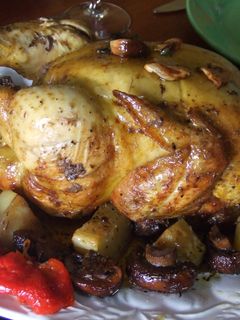 Una foto de Pollo de corral horneado con patatas y setas