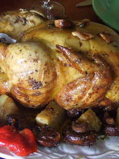 Una foto de Pollo de corral horneado con patatas y setas