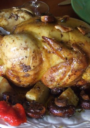 Una foto de Pollo de corral horneado con patatas y setas