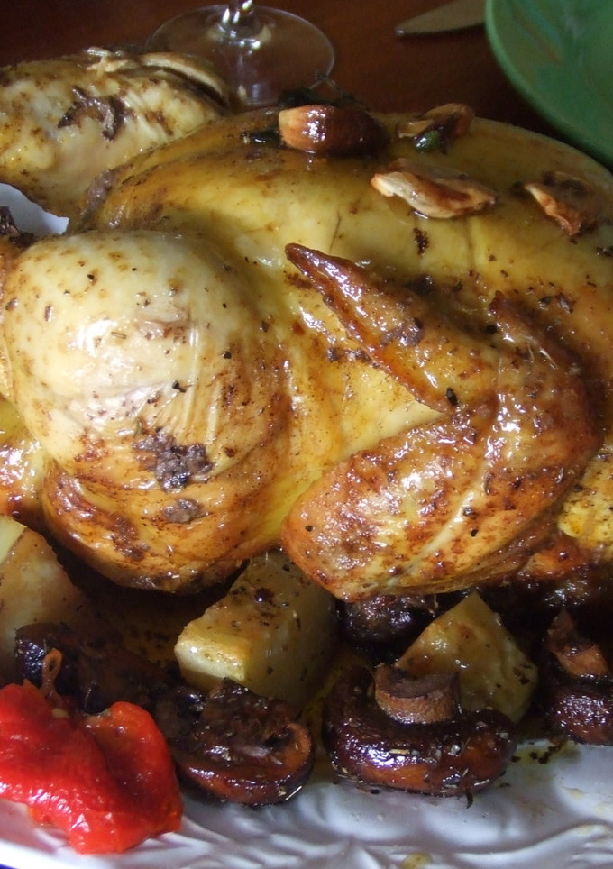 Una foto de Pollo de corral horneado con patatas y setas