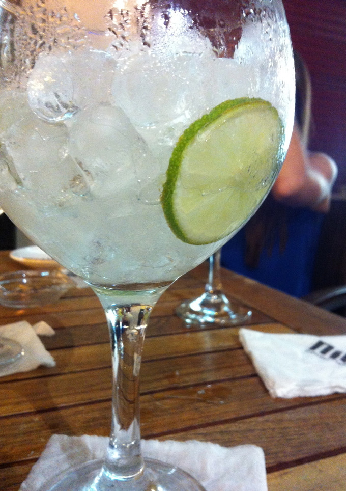 Una foto de Gin Tonic Hendricks