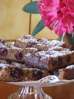 Una foto de Pastel de chocolate con avellanas y cerezas