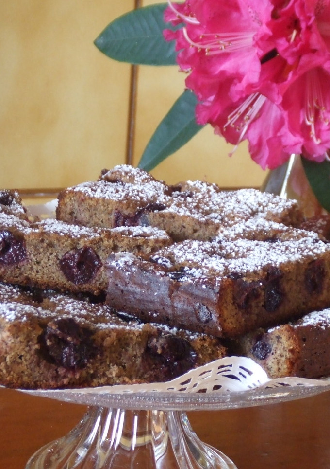 Una foto de Pastel de chocolate con avellanas y cerezas