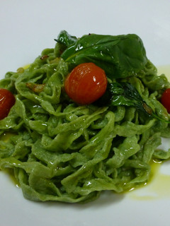 Una foto de Pasta fresca de espinaca con cherrys