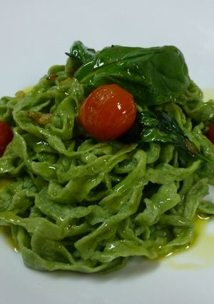 Una foto de Pasta fresca de espinaca con cherrys