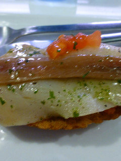 Una foto de Pincho de bacalao y salmón ahumado con anchoa
