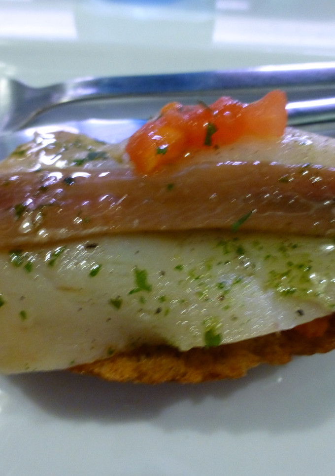 Una foto de Pincho de bacalao y salmón ahumado con anchoa