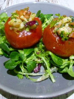 Foto principal de Tomates rellenos de ensalada y gambas