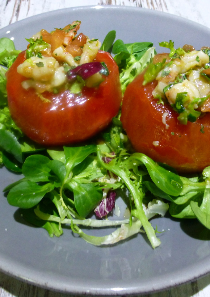 Una foto de Tomates rellenos de ensalada y gambas