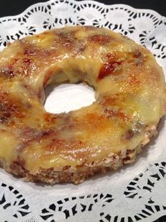 Una foto de Roscón de bizcocho con yema quemada