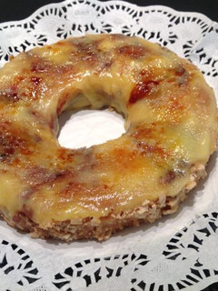Una foto de Roscón de bizcocho con yema quemada