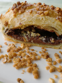 Una foto de Hojaldre relleno de Nocilla y almendras