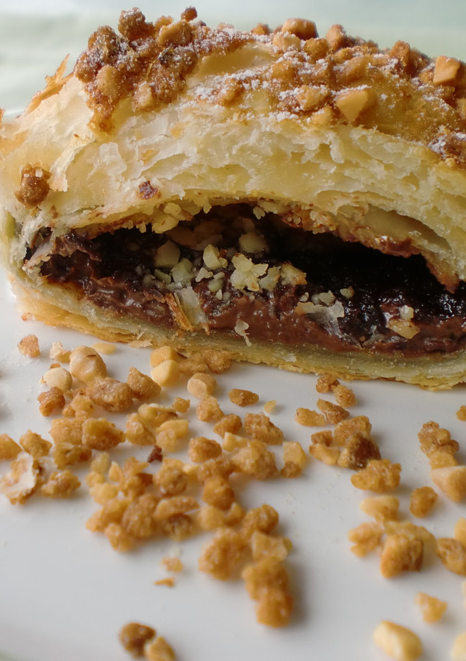 Una foto de Hojaldre relleno de Nocilla y almendras