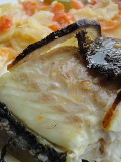 Una foto de Sargo al horno con verduras