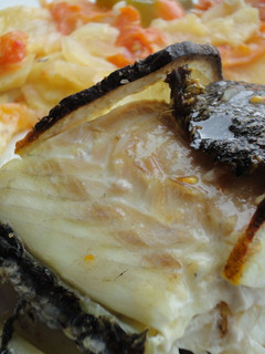 Una foto de Sargo al horno con verduras