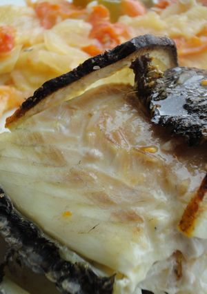 Una foto de Sargo al horno con verduras