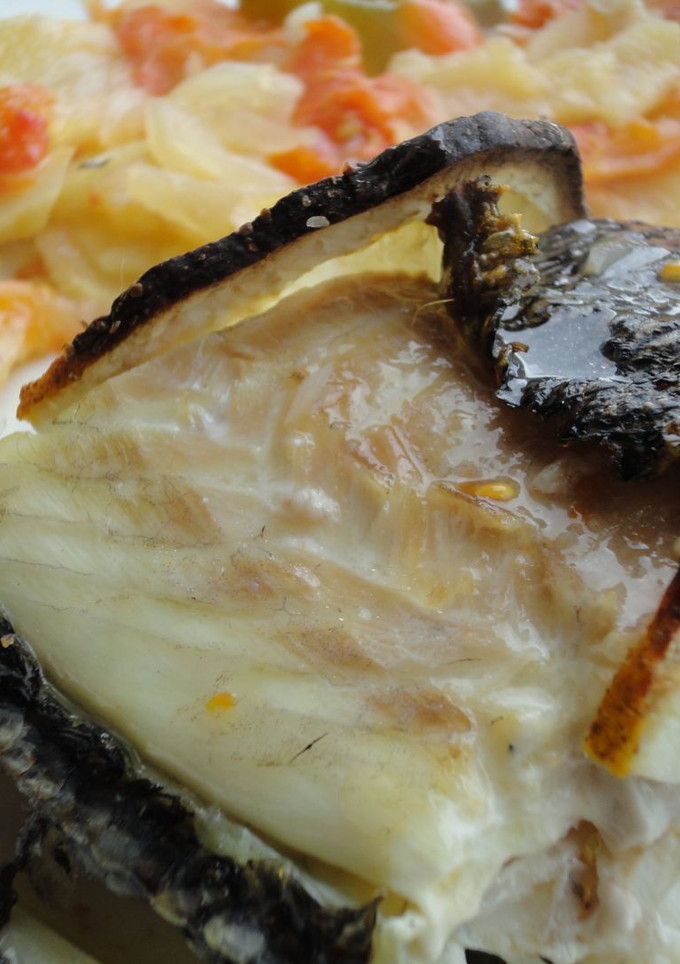 Una foto de Sargo al horno con verduras