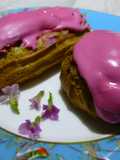 Pasteles choux y éclairs rellenos de caramelo y cubiertos de glasa