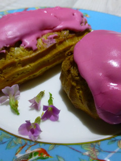 Una foto de Pasteles choux y éclairs rellenos de caramelo y cubiertos de glasa