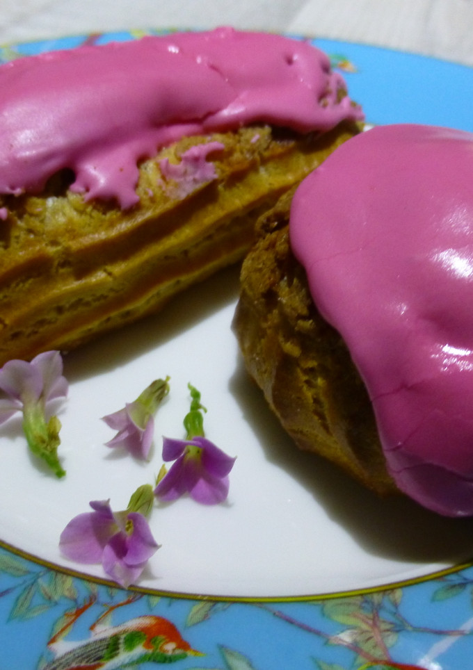 Una foto de Pasteles choux y éclairs rellenos de caramelo y cubiertos de glasa