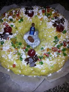 Una foto de Roscón de Reyes relleno de chocolate