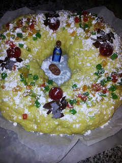 Una foto de Roscón de Reyes relleno de chocolate
