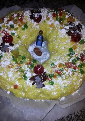 Una foto de Roscón de Reyes relleno de chocolate