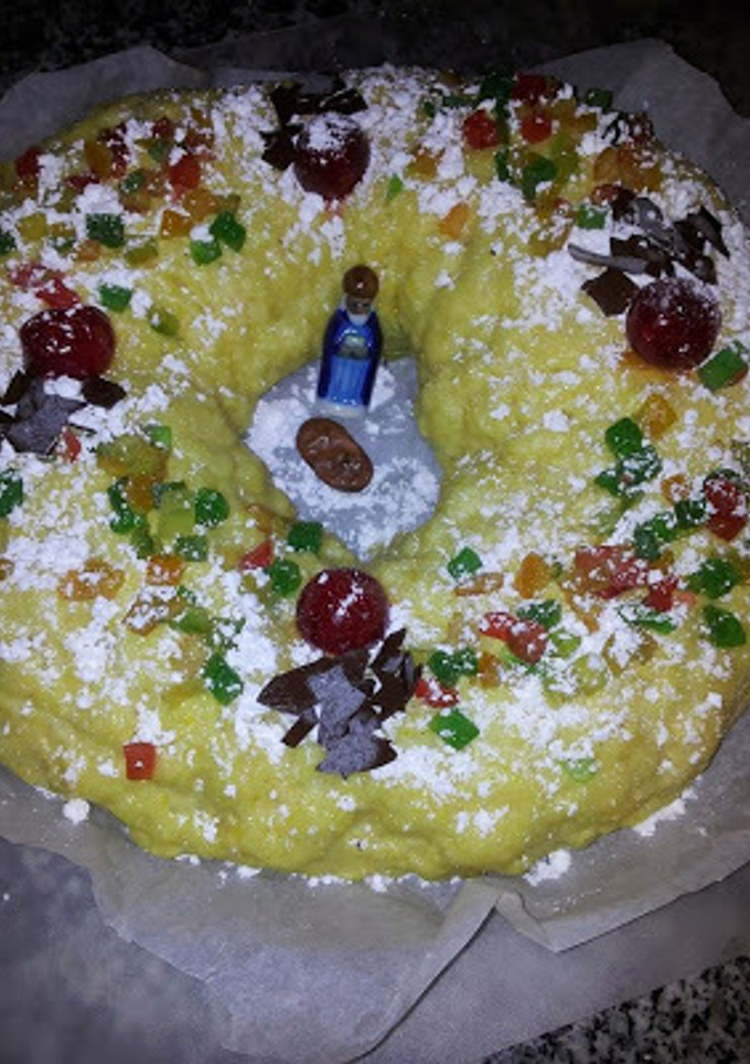 Una foto de Roscón de Reyes relleno de chocolate