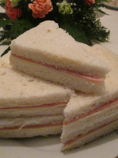 Una foto de Sandwiches de jamón y queso con mantequilla