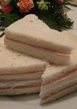 Una foto de Sandwiches de jamón y queso con mantequilla