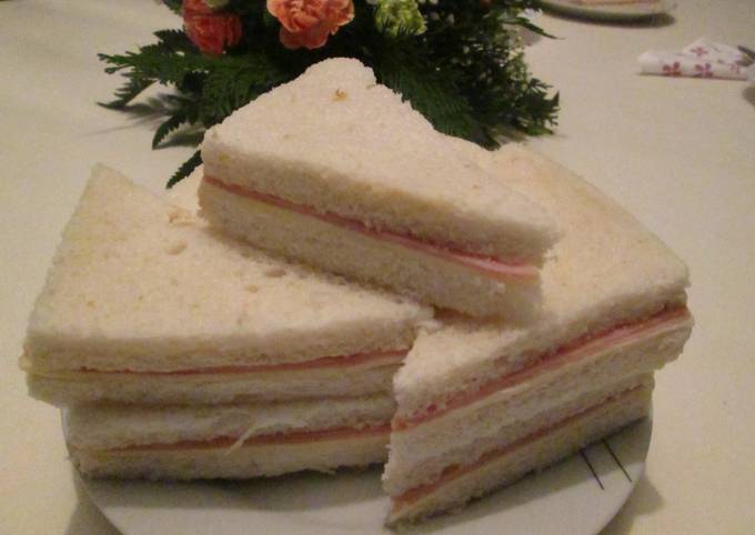 Foto principal de Sandwiches de jamón y queso con mantequilla