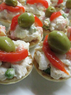 Una foto de Tarteletas con ensalada rusa