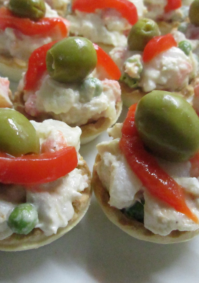 Una foto de Tarteletas con ensalada rusa