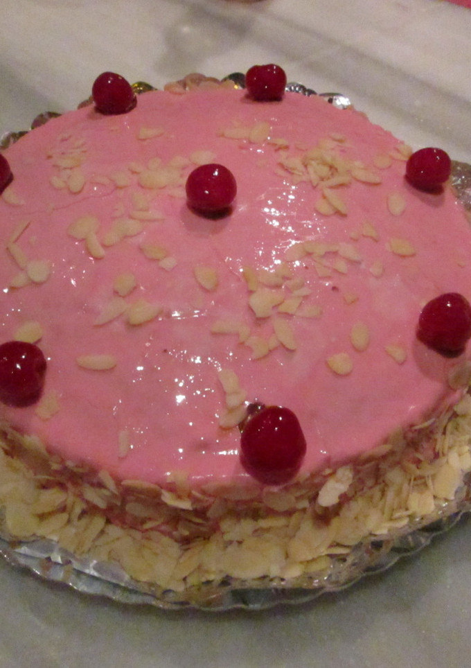 Una foto de Pastel de café con crema de chocolate, almendras y glaseado real