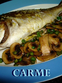 Una foto de Dorada al horno con guisantes y champiñones