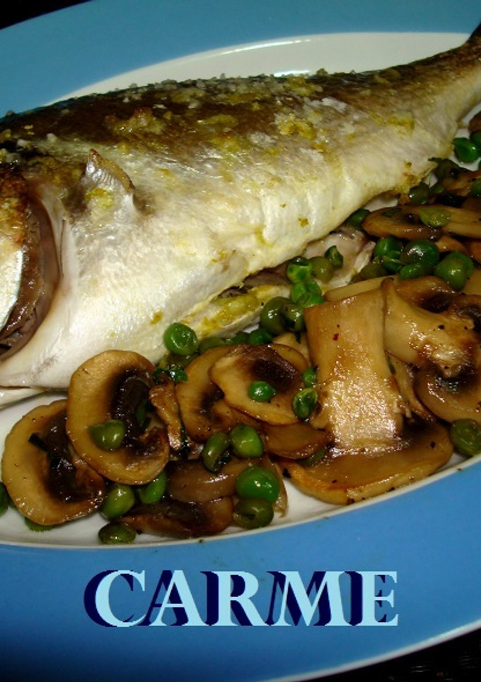 Una foto de Dorada al horno con guisantes y champiñones