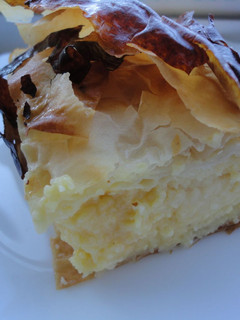 Una foto de Galaktoboureko o tarta griega de leche