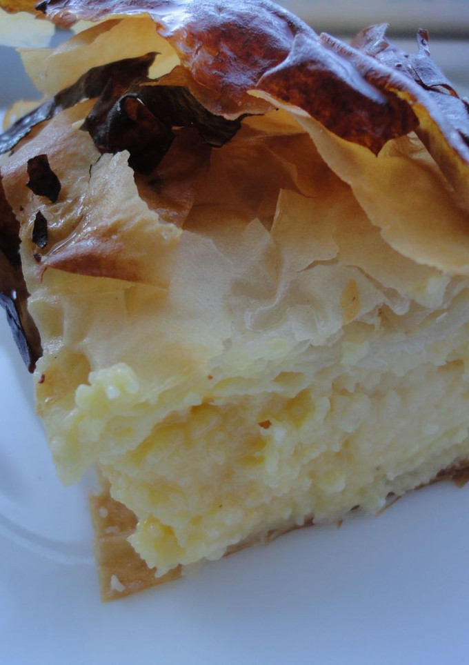 Una foto de Galaktoboureko o tarta griega de leche