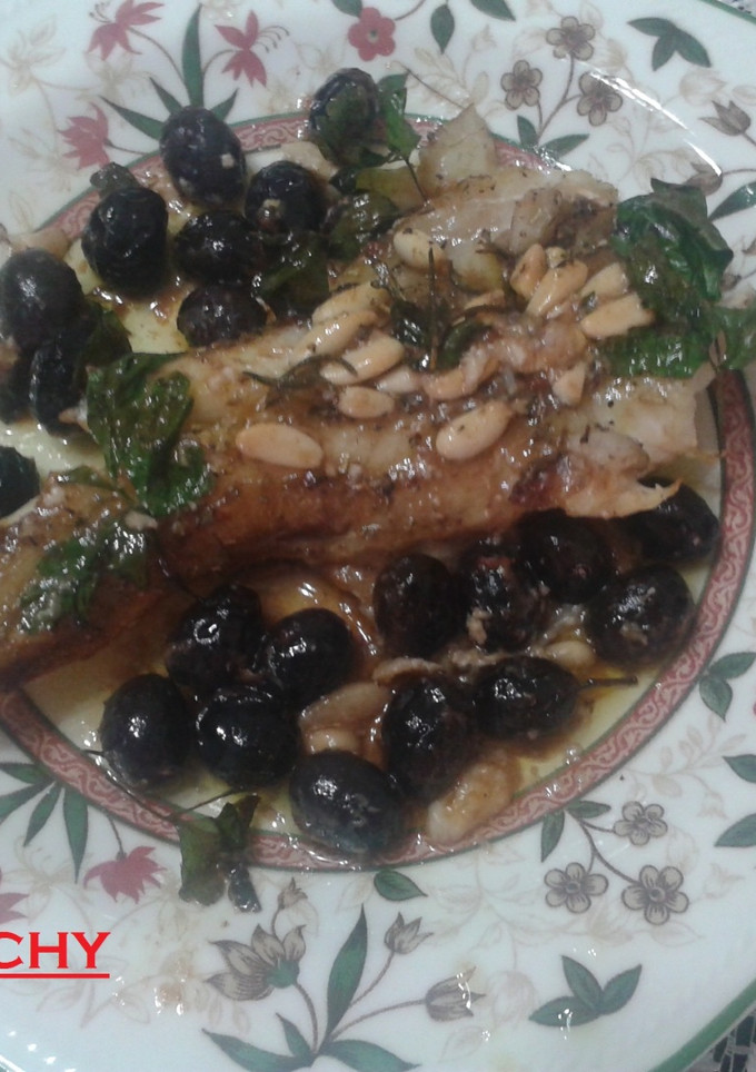 Una foto de Rape con piñones a las finas hierbas