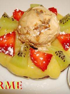 Una foto de Tartitas de crema de melocotón y helado