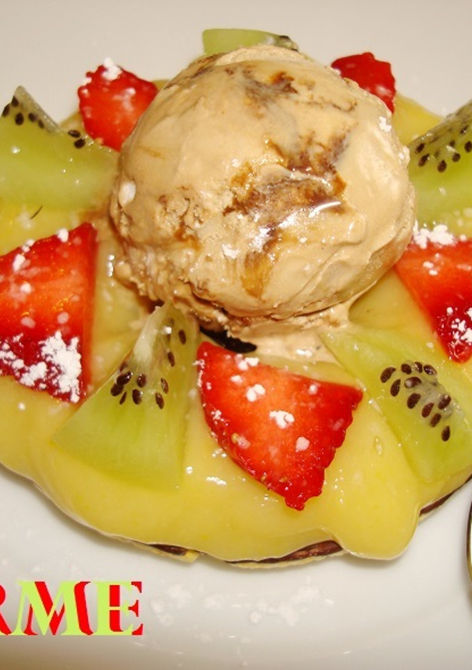Una foto de Tartitas de crema de melocotón y helado