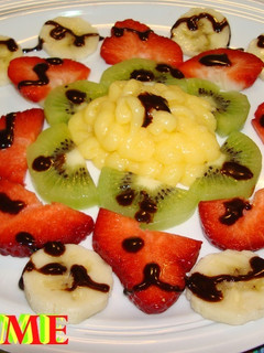 Una foto de Ensalada de frutas con crema de melocotón