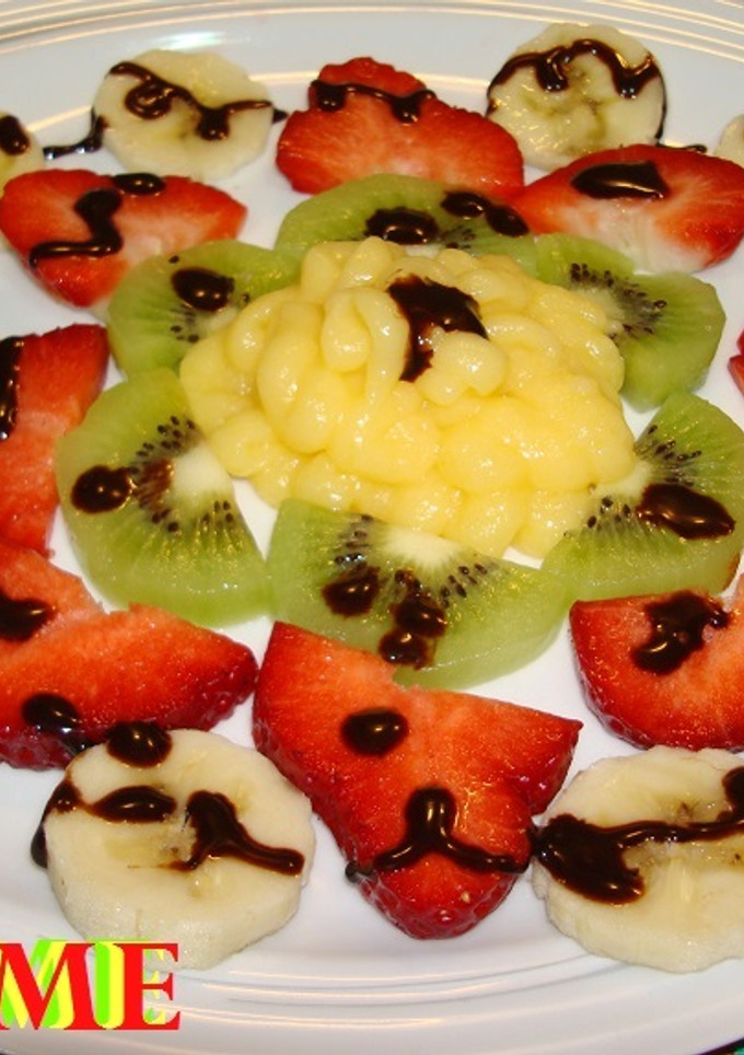 Una foto de Ensalada de frutas con crema de melocotón