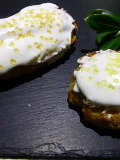 Una foto de Éclairs y profiteroles rellenos de praliné y cubiertos de glasa