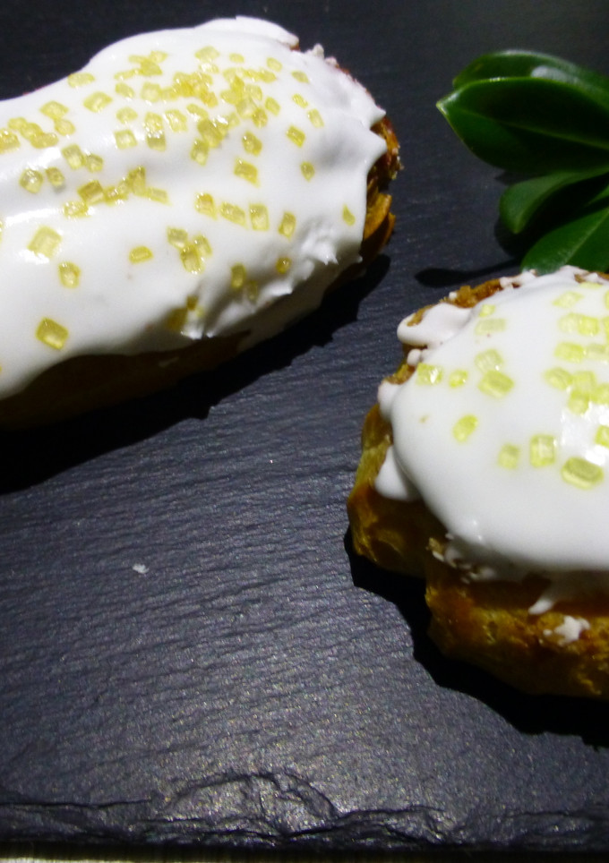 Una foto de Éclairs y profiteroles rellenos de praliné y cubiertos de glasa