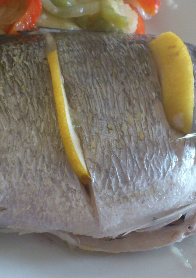 Una foto de Doradas, patatas y pimientos