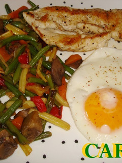 Una foto de Verduras salteadas con pollo y huevo a la plancha